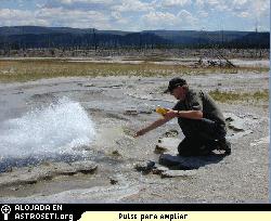 El cient�fico espacial Tom McCollom de la Universidad de Colorado en Boulder portando un instrumento de lectura en un estanque hidrotermal del Parque Nacional de Yellowstone. Cr�dito de la imagen: SPACE.com