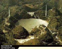 El radiotelescopio de 305 metros de Arecibo es la mayor parábola telescópica del mundo. El disco es demasiado grande para ser de carácter móvil. El telescopio va apuntando sus objetivos a medida que la Tierra se va rotando. Existe una amplia banda del cielo paralela al ecuador celeste observable para el radiotelescopio.
<a href= http://www.naic.edu/ target=_blank><u>Más información</u></a>