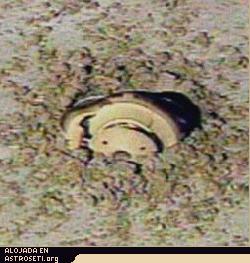 <b>¡Batacazo!</b>
La dañada cápsula de retorno de muestras Génesis en el lugar en que se detuvo, medio enterrada en el suelo del desierto de Utah e 8 de septiembre de 2004. Crédito: NASA / JPL