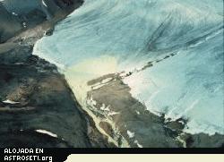 <a href="http://www.planetary.org/image/borup_aerial_sulfur_staining_ice.jpg">Click para ampliar</a>>
<b>Vista aérea de sulfuro manchando el hielo glacial en el Paso del Fiordo Borup</b>
Crédito: Stephen E. Grasby