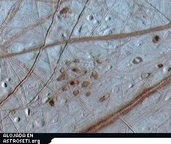 <a href="http://www.planetary.org/image/PIA03878.jpg">Click para ampliar </a>>
<b>Lenticulae en Europa</b>
Los puntos rojizos y redondos de esta imagen, cada uno de unos 10 kilómetros (6 millas) de diámetro, son llamados “lenticulae” (latín para “pecas”). Generalmente, las estructuras rojizas en Europa parecen ser más jóvenes que las más grises o azules. Las estructuras redondas sobre planetas que no tienen un claro origen de impacto son a menudo interpretadas como el resultado de la emanación de material caliente y menos denso a la superficie. Esta imagen fue compuesta a partir de datos de color capturados el 28 de Junio de 1996, recubriendo una imagen en alta resolución capturada el 31 de Mayo de 1998. Fuente: NASA / JPL / Universidad de Arizona / Universidad de Colorado