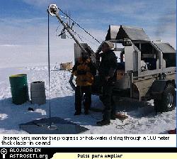 Investigadores supervisan el progreso de la perforaci�n con agua caliente a trav�s de un glaciar de 300 metros de espesor en Islandia.