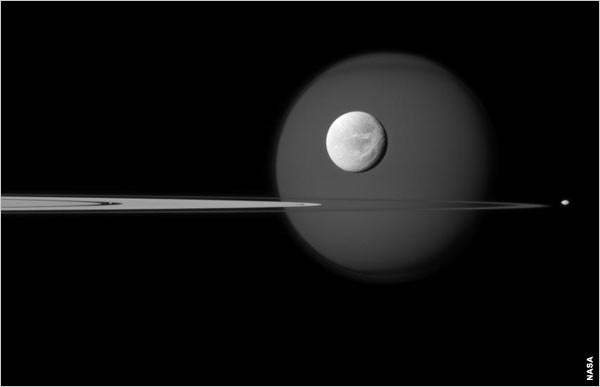 Estrías en Dione
