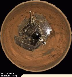 <p><a href="http://www.planetary.org/image/Spirit_self-portrait_2006V9_composite-A712R1_br2.jpg" target="_blank">Pulse aqu� para ampliar</a></p><p><strong>La Spirit a vista de p�jaro</strong></p><p>Esta vista de p�jaro combina un autorretrato de la cubierta de la Spirit y un mosaico panor�mico de la superficie de Marte tal y como lo ve el �rover�. Los paneles solares del �rover� a�n brillan a la luz del Sol, no habiendo acumulado m�s que un fino barniz de polvo a los dos a�os de haber aterrizado e inaugurando su exploraci�n del planeta rojo. La Spirit captur� esta vista panor�mica en la cima de Husband Hill dentro del cr�ter Gusev de Marte. Durante el per�odo transcurrido entre los d�as marcianos, o soles 583 hasta 586 (24 a 27 de agosto 2005), la c�mara panor�mica del �rover� adquiri� las cientos de tomas individuales de la vista panor�mica m�s grande jam�s fotografiada por la Spirit. Esta imagen es una composici�n en color verdadero aproximado mostrada y ensamblada con una correcci�n geom�trica. Cr�ditos: NASA / JPL-Caltech / Cornell.</p>