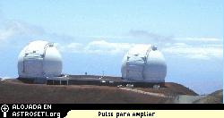 Los siderostatos son los diminutos objetos blancos visibles justo bajo el  telescopio Keck de la derecha. Simulan telescopios para las pruebas y para la depuraci�n del interfer�metro.