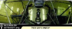 Vista de un espejo primario Keck 2, compuesto de 36 segmentos especulares hexagonales de 1,8 metros cada uno. EL tubo c�nico en el centro del espejo es un deflector (baffle), debajo del cual se refleja la imagen del espejo secundario redondo A la derecha est� el compartimento blanco donde se aloja el sistema adaptativo �ptico para el Keck 2.  
