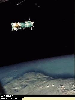 <a href="" rel="external">Click para agrandar</a>
Esta imagen de la Soyuz la tom� la tripulaci�n del apolo despu�s del famoso acoplamiento de las dos naves en julio de 1975. Durante dos d�as los tripulantes realizaron experimentos variados. Despu�s de la separaci�n el apolo continu� en el espacio durante 6 d�as, mientras que la Soyuz volvi� 43 horas despu�s de la separaci�n. Este acontecimiento supuso el fin de la carrera espacial. 
Cr�ditos: NASA