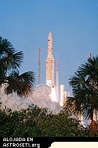 Unos segundos despu�s del despegue, Ariane 5 V173 se remonta lejos del Puerto Espacial europeo en la Guyana Francesa, llevando DIRECTV 9S, Optus D1 y LDREX-2. 