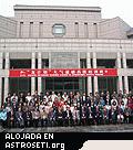 Foto de grupo frente al edificio del centenario