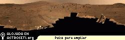 <a href="http://www.planetary.org/image/PIA01907_modest.jpg" rel="external">Imagen ampliada</a>
<strong>El panorama McMurdo conmemora el d�a marciano n�mero 1000 del Spirit.</strong>
El 26 de octubre de 2006 marca el d�a en que el Spirit cumpli� sus 1000 soles en Marte, como parte de una misi�n que estaba planeada para 90 d�as. El panorama McMurdo fue hecho publico para celebrar este hito. Esta es una imagen en color aproximado, compuesta a partir de im�genes tomadas con los filtros de 600, 530 y 480 nan�metros , rojo, verde y azul, de la Pancam. Esta imagen en color �natural� es la mejor aproximaci�n a como se ver�a la escena si estuvi�ramos all� y pudi�ramos verla con nuestros propios ojos. Cr�dito de la imagen: NASA / JPL / Cornell.