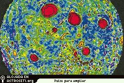 Se muestran en rojo-naranja los mascoms en <a href=http://science.nasa.gov/headlines/y2006/images/loworbit/fig8.jpg target=_blank>la Luna</a>, que hacen tan irregular a su campo gravitacional, tal como fueron detectados por la misi�n Lunar Prospector. Los cinco m�s grandes corresponden a los mayores cr�teres llenos de lava o �mares� lunares, visibles con binoculares sobre la cara iluminada de la Luna: el Mar de la Lluvia (Mare Imbrium), el Mar de la Tranquilidad (Mare Serenitatus), el Mar de la Crisis (Mare Crisium), el Mar de la Humedad (Mare Humorum) y el Mar del N�ctar (Mare Nectaris). Referencia: Konopliv et al, Icarus <strong>150</strong>, 18 de enero de 2001.