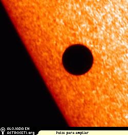 [<a href= http://science.nasa.gov/headlines/y2006/images/xraytransit/sot_big.jpg target=_blank>Ampliar imagen</a>]
<b>Animaciones:</b> <a href= http://www.lmsal.com/solarsoft/fpp/FG_simple_G_band_4305_1024_1024_Mercury_20061108_1913_D/ target=_blank>alta resoluci�n</a> (20 MB) o <a href= http://science.nasa.gov/headlines/y2006/images/xraytransit/xrt500.gif target=_blank>baja resoluci�n</a> (1 MB)
