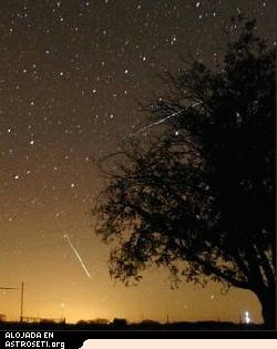 <a href=http://science.nasa.gov/headlines/y2006/images/geminids/Brock1.jpg target=_blank>Los meteoritos de las Gem�nidas</a> fotografiados en Diciembre de 2004 por Jason A.C. Brock de Roundtimber, Texas. 
[<a href=http://spaceweather.com/meteors/gallery_13dec04.htm target=_blank>M�s informaci�n</a<]
