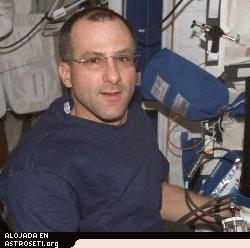 Don Pettit a bordo de la EEI en 2002 
[<a href= http://ciencia.nasa.gov/headlines/y2003/25feb_nosoap.htm target=_blank>M�s informaci�n</a>]
