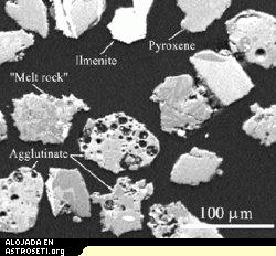 Esta fotomicrograf�a de una muestra del suelo de un mar lunar ilustra la variedad del material genuino y la dificultad de reproducirlo. 
[<a href=http://science.nasa.gov/headlines/y2006/images/truefake/variety_big.jpg target=_blank>imagen ampliada</a>].
