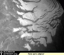 Una vista parcial del casquete de hielo del polo sur marciano (tambi�n conocidos como los depositos laminados del polo sur) tomada por la C�mara Estereo de Alta Resoluci�n en la Mars Express, desde una altitud de 269 kil�metros. Pulse <a href="http://66.240.198.75/albums/esamars/aar.sized.jpg" target="_blank">aqu�</a> para una vista ampliada.
Cr�dito: ESA/DLR/FU