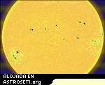 Manchas solares como puntos oscuros de energ�a magn�tica y liberando plasma a altas temperaturas.
Cedido por: SOHO