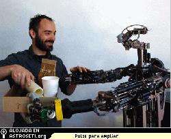 Aar�n Edsinger recibe ayuda de Domo, un robot asistente que ha sido desarrollado durante los �ltimos tres a�os.
Cr�dito: Donna Coveney