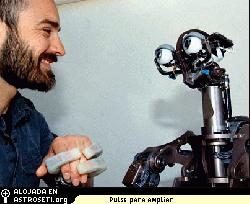 Un robot asistente tiene que ser capaz de sentir cuando un humano lo est� tocando. Domo tiene resortes en sus brazos, manos y cuello que le permiten sentir la fuerza y responder a ella.
Cr�dito: Donna Coveney
