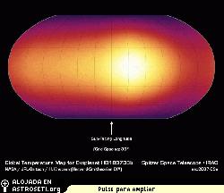 Un mapa total del globo de un planeta �J�piter caliente� HD 189733b. El mapa revela un �punto caliente� que est� a cierta distancia del punto sub estelar (medio d�a) a unos 30 grados. El desplazamiento puede indicar chorros de corriente del viento de m�s de 6 000 millas por hora.
Cr�dito: NASA/JPL-Caltech/Heather Knutson (CfA)