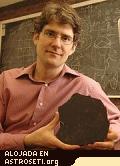 C. Kevin Boyce, profesor ayudante de ciencias geof�sicas en la universidad de Chicago, con un corte de Prototaxites, un hongo prehist�rico gigante.
Cr�dito: Lloyd DeGrane, universidad de Chicago