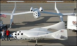 El SpaceShipOne, con sus numerosas ventanillas, al lado de su avin porteador que lo eleva sus primeros 40 mil pies. Naves como el SpaceShipOne puede llevar turistas al espacio. Crdito: Scales Composites