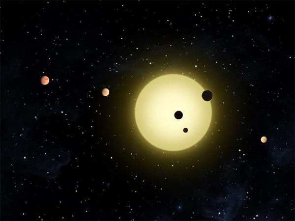 Concepción artística del tránsito simultáneo de 3 planetas observado por la nave Kepler de la NASA el 26 de agosto de 2010. Créditos: NASA / <b>Tim Pyle</b>.