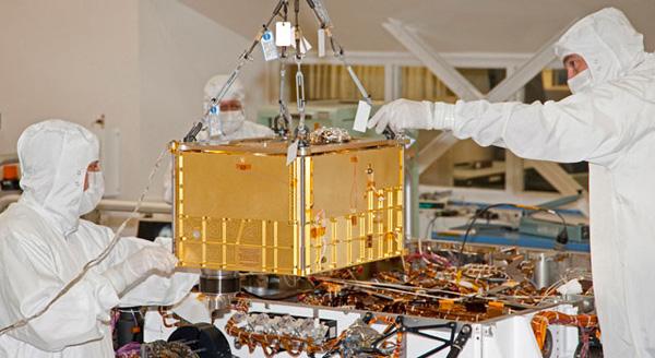 Técnicos e ingenieros se preparan para instalar el módulo SAM dentro del rover Curiosity, en una de las salas limpias del JPL. Créditos: NASA /JPL-Caltech.