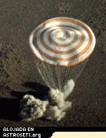 Cr�dito: Museo Nacional del Aire y el Espacio
<b>Cosmon�utas</b>
Los Rusos tienen una extensa experiencia en la Hipotensi�n Ortost�tica. " Los cosmonautas que pasaron mucho tiempo a bordo de la Mir com�nmente tuvieron que ser llevados en brazos cuando volvieron a casa, " recuerda el M�dico militar en Jefe de la NASA Rich Williams. Por suerte, sus c�psulas de vuelta de la Soyuz no requer�an  que el piloto aterrizara, entonces esto no import� mucho.
<b>Hipotensi�n Ortost�tica</b>
La ca�da en la tensi�n arterial debido a levantarse o  trasladarse la sangre se llama Hipotensi�n Ortost�tica. Ortost�tica significa que est� relacionado con el levantamiento, e hipotension significa disminuci�n de la tensi�n sangu�nea de modo anormal.
