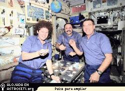 <i>Cr�dito: NASA/Centro Espacial Johnson</i>
El Comandante Yury Usachev (medio) y los Ingenieros de Vuelo Susan Helms y Jim Voss flotan alrededor de la mesa de comida con pajillas para beben en la mano en el M�dulo Zvezda de Servicio durante la misi�n Expedici�n 2 a bordo de la ISS en 2001.