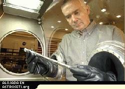 En Tierra, Aleksander Ostrogorsky examinael interior del  MSG a trav�s de su gran ventana.