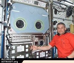 Valery Korzun, el comandante de la Estaci�n Espacial Internacional (<a href=http://spaceflight.nasa.gov/station/crew/exp5/ target=_blank>Expedici�n 5</a>) , flotando junto al <a href=http://www1.msfc.nasa.gov/NEWSROOM/news/releases/2002/02-148.html target=_blank>reci�n instalado</a> MSG.