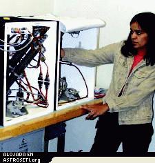 <i>Durante el entrenamiento para el experimento de Mec�nica de Materiales Granulares, la astronauta Kalpana Chawla conecta cables el�ctricos para examinar una c�lula en la c�mara de la derecha del conjunto doble de c�maras gemelas del experimento. Tres c�lulas de prueba llenas de arena ser�n comprimidas durante el vuelo y sus contenidos estudiados luego del regreso a la Tierra.</i>