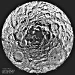 La misión Lunar Clementina muestra el Polo Sur de la Luna. La región central, permanentemente oscura, muestra anteriores evidencias de cráteres de meteoritos y de hielo que nunca han estado expuestos a la luz solar directa, pero el radar de Arecibo revela polvo.
Crédito: NASA/DOD Clementine