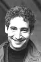 <b>Perfil: Brian Greene</b>
Adems de sus contribuciones como un autor y fsico terico, Greene tambin ha explicado y defendido la fsica en televisin con apariencias en el <A href="http://www.charlierose.com/">Charlie Rose Show</A>, El <A href="http://www.pbs.org/newshour/gergen/april99/bigbang_4-26.html">News Hour</A> con Jim Lehrer ("la teora de la cuerda es nuestra primera esperanza para resolver el conflicto central de la fsica del siglo 20"), El Century con Peter Jennings, un perfil CNN con <A href="http://edition.cnn.com/CNN/anchors_reporters/greenfield.jeff.html">Jeff Greenfield</A>, una hora especial en <A href="http://abcnews.go.com/Sections/Nightline/">Nightline</A> en hora de mxima audiencia, y el <A href="http://www.nbc.com/Late_Night_with_Conan_O%27Brien/index.html">Conan OBrien Show</A>.