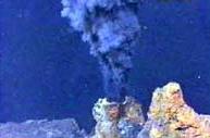 Una ventila hidrotermal despidiendo sobre una chimenea de 10 metros de alto con una temperatura interna de 342C 
<em>Crdito: Pacific Marine Environmental Laboratory, NOAA.</em>
