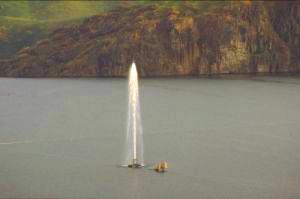 Fuente de soda auto-sostenida (21 mts. de alto), Lago Nyos, Camer�n, �frica. Es parte de un proyecto para desgasificar gradualmente los lagos de soda. Cr�dito: <a href=http://perso.wanadoo.fr/mhalb/nyos/project/indexproj.htm target=_blank>Bernard Canet</a>