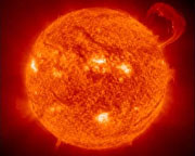 �l Sol primitivo ten�a la mitad de su luminosidad actual. �Sencillamente no creo que podamos ignorar el tremendo poder de la energ�a solar como el combustible m�s abundante de la joven Tierra�. -William Hagan
Cr�dito: NASA 
