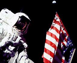 La diminuta Tierra, un planeta que podría ocultarse con el pulgar de un astronauta lunar.
Crédito: NASA
