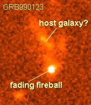 Esta imagen de la GRB 990123, fue obtenida por el telescopio Hubble dos semanas despu�s de que se detectara una GRB, en Enero 23 de 1999. La imagen cubre una regi�n cuadrada con 3,2 segundos de arco por lado, con una languideciente esfera luminosa en el centro y cercana a una galaxia irregular que podr�a ser el hu�sped del objeto que estall� <A HREF= http://antwrp.gsfc.nasa.gov/apod/ap990210.html target=_blank>[m�s informaci�n]</A>