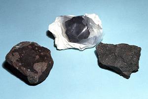 Muestras de condritas carbonceas. Izquierda: meteorito Allende, cado en Mxico en 1969. Centro: sellado en una bolsa de nitrgeno, muestra del meteorito del Yukn que explot sobre Canad occidental a principios de este ao. Derecha: muestra del meteorito Murchison, que cay en Australia en 1969. (<A HREF= http://www.jsc.nasa.gov/pao/media/rel/2000/H00-41.html target=_blank>Ms informacin</A> en el Johnson Space Flight Center (Centro de Vuelo Espacial Johnson), de la NASA)