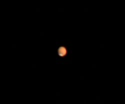 As� apareci� Marte a trav�s del objetivo de un telescopio de 8� el 11 de junio. Imagen cortes�a de: Ron Wayman de Tampa, FL.
