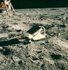 La matriz retrorreflectora de medicin lser lunar del Apolo 11 <a Href= http://www.lpi.usra.edu/expmoon/Apollo11/A11_Experiments_LRRR.html target=_blank>[Ms]</a>