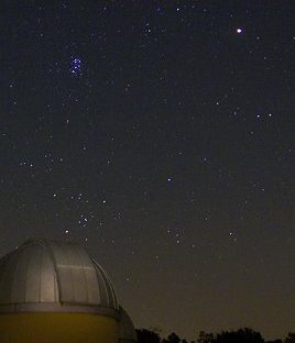 <a href= http://science.nasa.gov/headlines/y2005/images/doublemars/richard.jpg target=_blank>Marte y las Pl�yades</a>, fotografiadas el 8 de septiembre por <a href=mailto:stan.richard@mchsi.com>Stan Richard</a> en el Condado rural de Jasper en Iowa. 