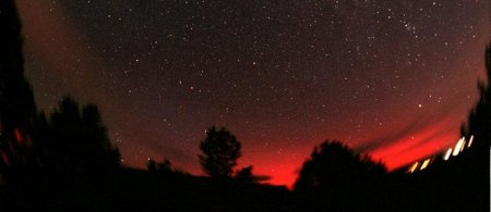 Auroras boreales color rub� en Payson, Arizona, el 11 de septiembre de 2005. 
<i>Cr�dito de la foto: Chris Schur.</i>
[<a href= http://www.spaceweather.com/aurora/gallery_01sep05_page5.htm target=_blank>galer�a</a>]
