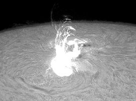 Una erupci�n de rayos X fotografiada el 9 de septiembre por Birgit Kremer de Marbella, Espa�a. [<a href= http://science.nasa.gov/headlines/y2005/images/solarminexplodes/kremer.avi target=_blank>video</a>]