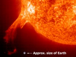 Una prominente erupci�n solar fotografiada por el Observatorio Solar y Heliosf�rico (SOHO)
[<a href=http://antwrp.gsfc.nasa.gov/apod/ap060807.html target=_blank>M�s informaci�n</a>]
