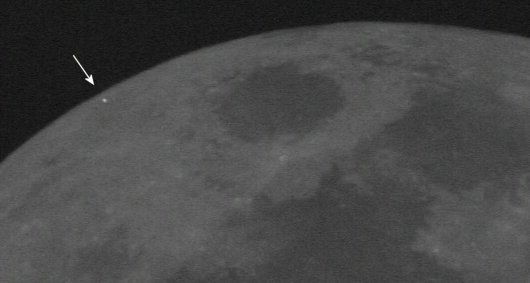 Una Le�nida con un destello de octava magnitud cerca del cr�ter Gauss. La pel�cula corre con un movimiento lento de 7x; de otra manera la explosi�n ser�a casi invisible para el ojo humano.
Pulse para ver el video en: <a href=http://science.nasa.gov/headlines/y2006/images/lunarleonid/sflash_movie.gif target=_blank>gif</a>, <a href=http://science.nasa.gov/headlines/y2006/images/lunarleonid/nov17_2006_leonid.wmv target=_blank>vmw</a> o <a href=http://science.nasa.gov/headlines/y2006/images/lunarleonid/NOV17_2006_Leonid.m1v target=_blank>mpeg</a>
