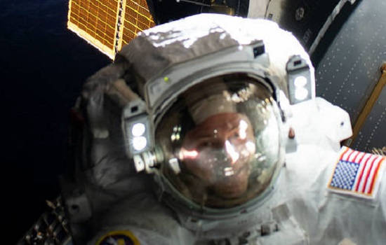 Brad Pitt habló con un astronauta de la ISS sobre el programa Artemis