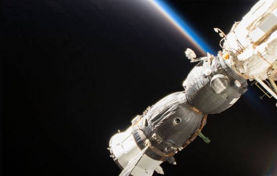 Rusia prefiere ocultar origen del agujero en Soyuz que causó fuga en la ISS, pero la NASA quiere saber